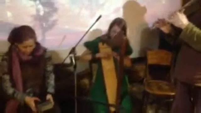 Mama Nature после концерта пробуют калимбы от KalimbaLab смотреть онлайн
