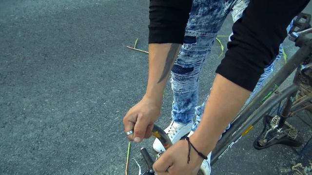 BICICLETA MERGE SINGURA ? :)) BIKE CRASH TEST ROMANIA :)) :)) смотреть онлайн