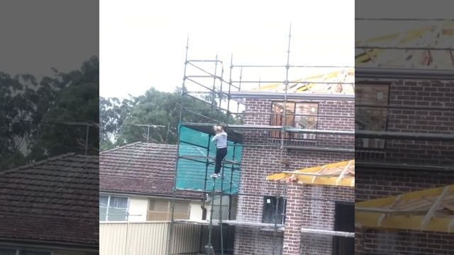 CLIMBING CONSTRUCTION SITES! смотреть онлайн
