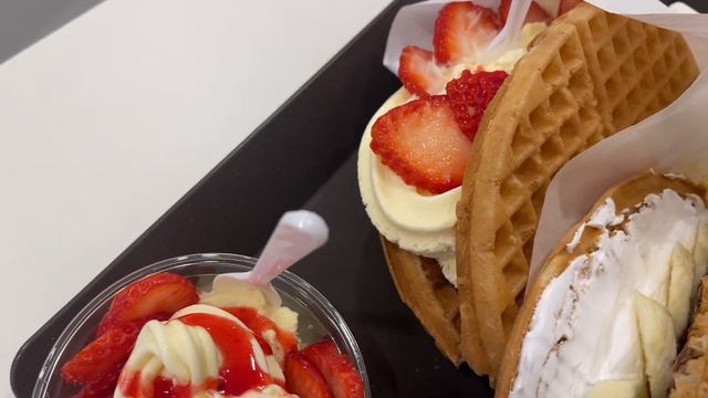 обзор на желтое кафе с вафлями