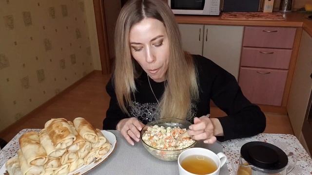 Покушаем вместе? ? МУКБАНГ блины с мясом и оливье || Таксист хамло! ? Mukbang смотреть онлайн