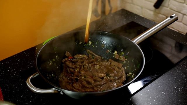 WOK: Лапша с говядиной (Средняя острота) смотреть онлайн