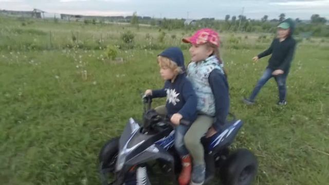 Саня рулит! 3 года, уже на квадрике :) смотреть онлайн