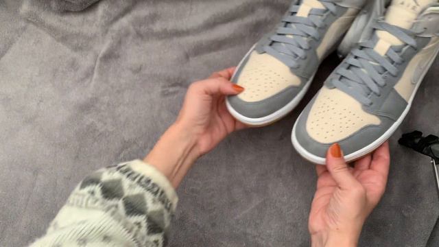 СРАЗУ ДВЕ ПАРЫ Jordan 1 Mid SE Grey Green & Jordan 1 Mid SE Coconut Milk Particle Grey смотреть онлайн