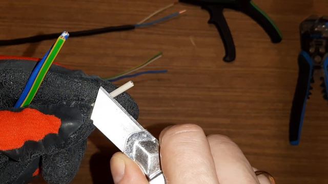 Начинающему электрику на заметку. Обрезка и зачистка кабеля смотреть онлайн