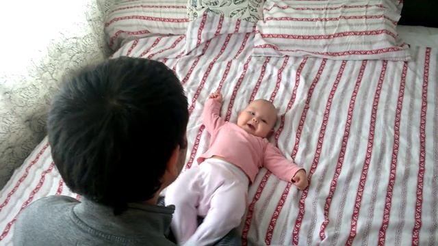 Смешное видео, где маленькая девочка Кира танцует Ушту Татушту смотреть онлайн