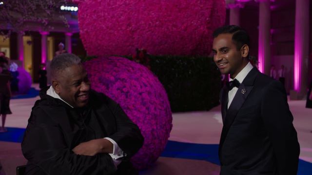 Aziz Ansari on His "Parents" Tom Brady & Gisele Bündchen | Met Gala 2017 смотреть онлайн