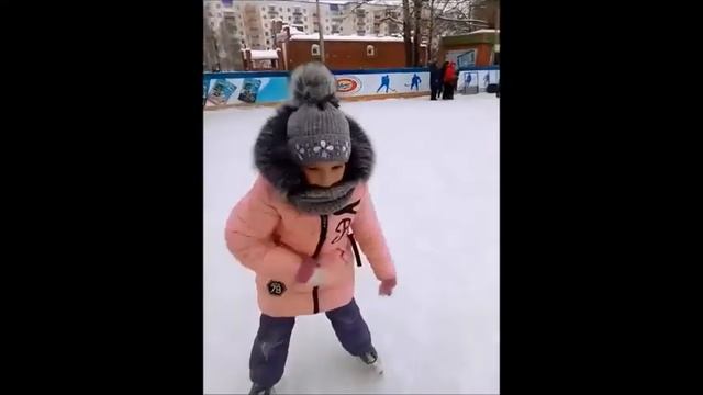 Учимся кататься на коньках. Первый раз самостоятельно! Было весело) смотреть онлайн