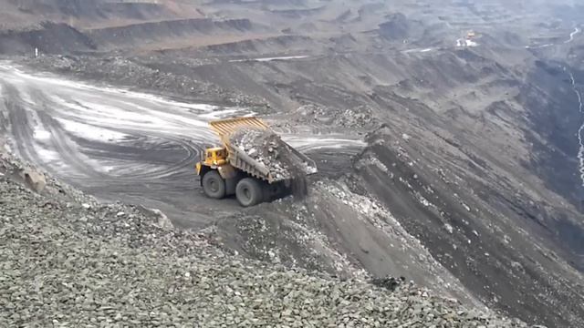 разгрузка белаза 220 тонн разрез кедровский смотреть онлайн