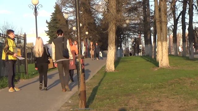 Как заинтересовать девушку, если она вместе с мамой. Какой вопрос задать смотреть онлайн