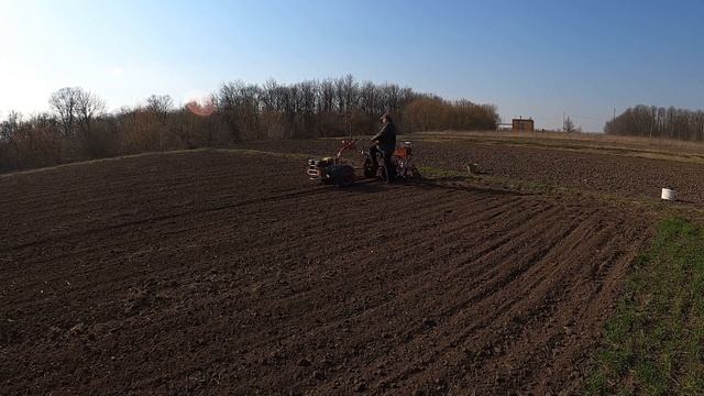 Сеем ячмень 2020. Мотоблок и сеялка. We sow barley 2020. Motoblock and seeder. смотреть онлайн