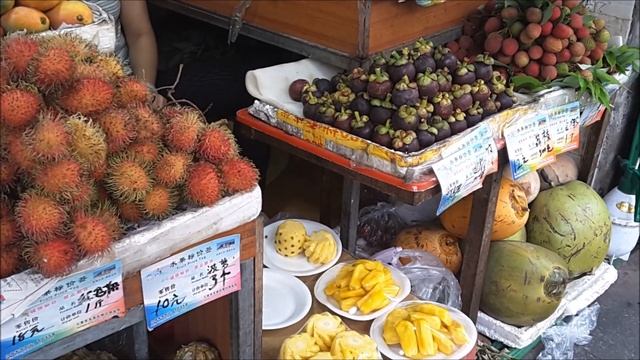 Разнообразие китайских фруктов на рынке в Санье