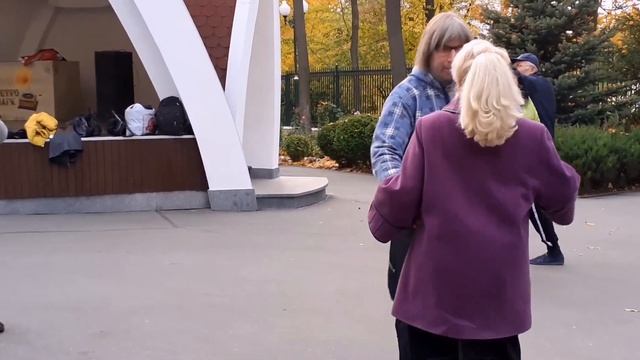 ЛИСТЬЯ ЖЁЛТЫЕ НАД ГОРОДОМ КРУЖАТСЯ! ТАНЦЫ ХАРЬКОВ УКРАИНА СЧАСТЛИВЫЕ МОМЕНТЫ смотреть онлайн