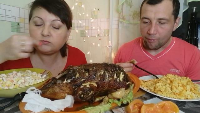 МУКБАНГ - утка ?с яблоками? запечённая. смотреть онлайн