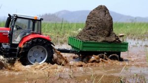Машинки грузят глину, авария, спасатель-экскаватор