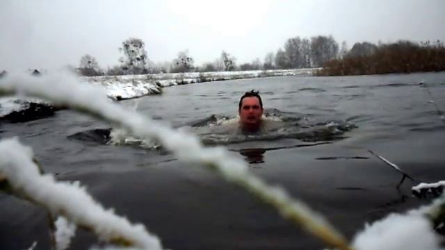 ЗАКАЛИВАНИЕ (bathing in cold water) - Купание - 31 декабря 2017 года. Река Случь. смотреть онлайн