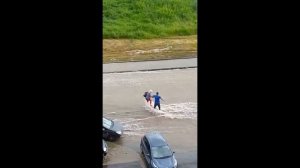 В Ростове по улице Орбитальной устраняют порыв водовода