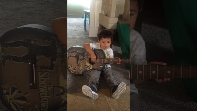 3 year old plays guitar! смотреть онлайн