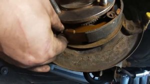 Замена колодок ручника,задних тормозных дисков и колодок на мицубиси лансер 9