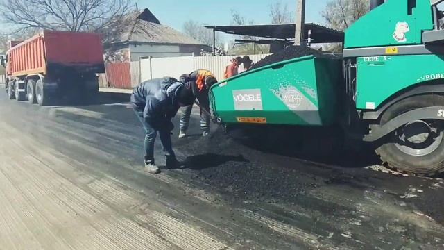 г.ЗМИЁВ 23.04.2020г. УКЛАДКА НОВОГО ДОРОЖНОГО ПОЛОТНА ул.50 лет КОМСОМОЛА смотреть онлайн