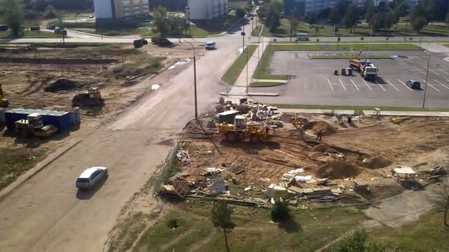 Строители закапывают мусор Могилев ТЦ 