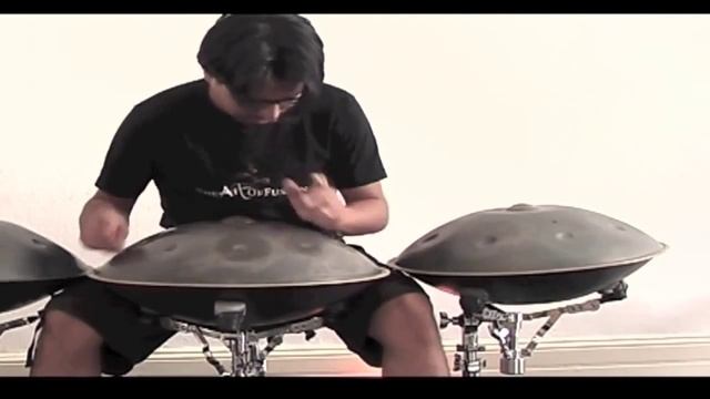 Чувак клево играет на Ханге смотреть онлайн