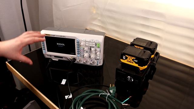 Using An Oscilloscope To Test An Inverter (Square VS Sine Wave) смотреть онлайн