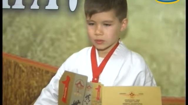 З золотою медаллю повернувся зі змагань з карате юний спортсмен Ярослав Захаров смотреть онлайн