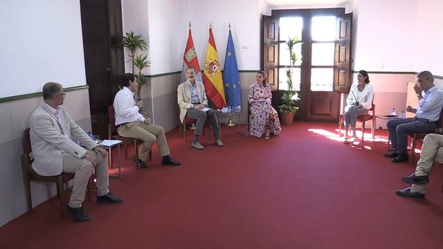 SS.MM. los Reyes asisten en Vinuesa a una reunión de trabajo sobre el reto demográfico смотреть онлайн