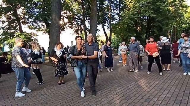 ТАНЦЫ ?? до УПАДА ? в Парке городском 23.07.23 г. Калуга #танцы смотреть онлайн