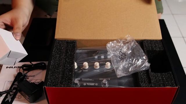 Unboxing NUX MG 300 - New Gear Day #01 смотреть онлайн