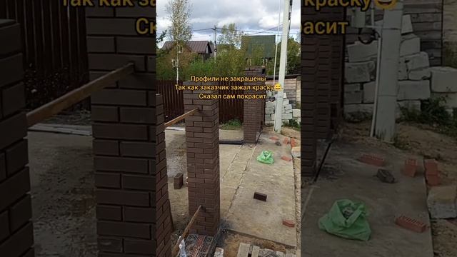 Забор из Воротынского кирпича.Кладка под пруток с добавлением пигмента.