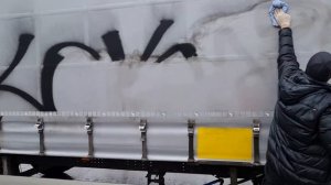 Как и чем отмыть граффити? Отмываем тент на полуприцепе, задача не из лёгких и быстрых.