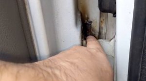 Закис штырь петель двери Рено Симбол, Клио