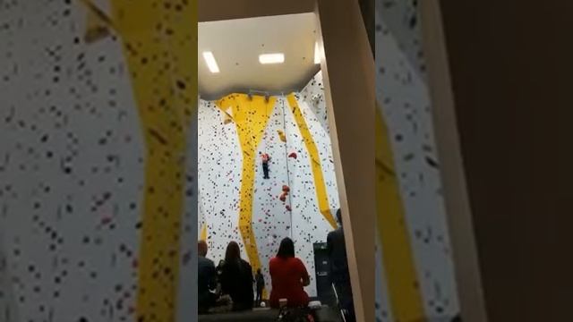 Rock climbing (I am the on in the red climbing) смотреть онлайн