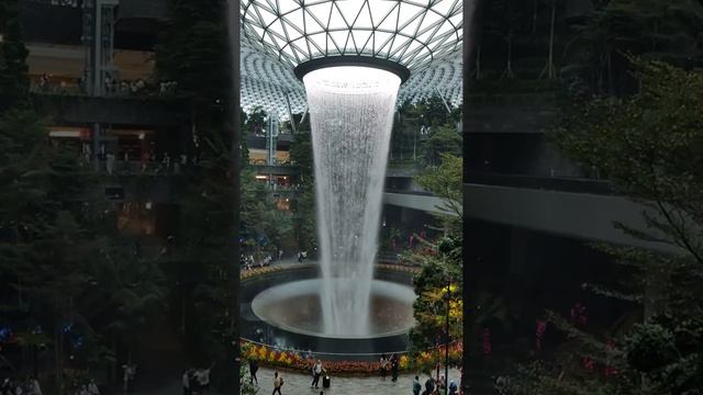 Jewel Waterfall - Slow-mo - Singapore смотреть онлайн