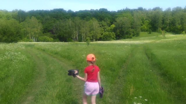 Идём со Светкой с брода босиком по тропинке 😊