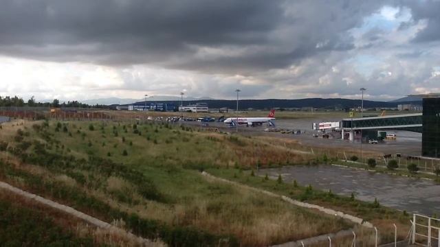 Turkish Airlines Boeing 737-800 landing Adnan Menderes Airport смотреть онлайн
