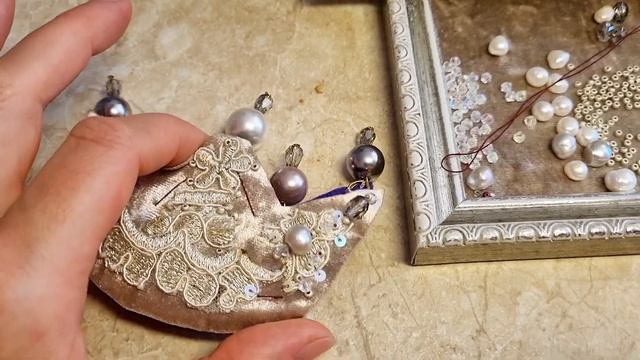 Брошь корона из бархата и жемчуга #брошь #вышивкабисером смотреть онлайн