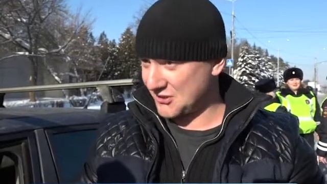 Сотрудники ГИБДД поздравили водителей с 23 февраля смотреть онлайн
