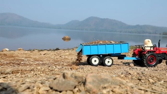 Желтый экскаватор грузит песок и засыпает яму смотреть онлайн