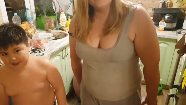 Решила взвесить собаку и поняла что бульдогу пора завязывать с hotdogом! Худеем! ПРИСОЕДИНЯЙТЕСЬ! смотреть онлайн