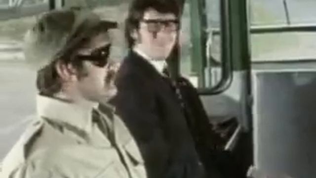 Monty Python - Take this Bus to Cuba! смотреть онлайн