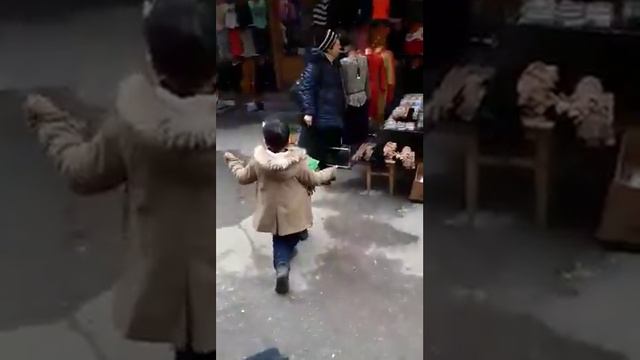 Вот как надо деньги просить )))) Танец таджыцких ребят )) смотреть онлайн