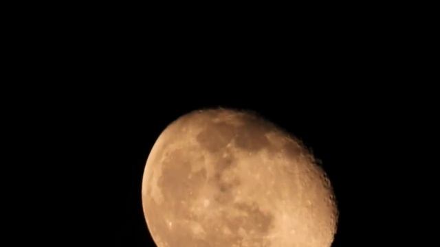 Луна 22 декабря 2021 встаёт над домами смотреть онлайн