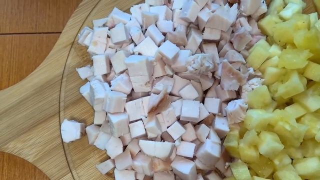 Салат с копченой курицей, ананасами, сыром и чесноком. Вкусно и пикантно! смотреть онлайн