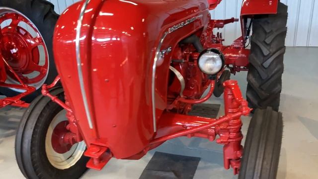 Our roadtrip to see classic Automobiles (and tractors) at the Northeast Classic Car Museum! смотреть онлайн