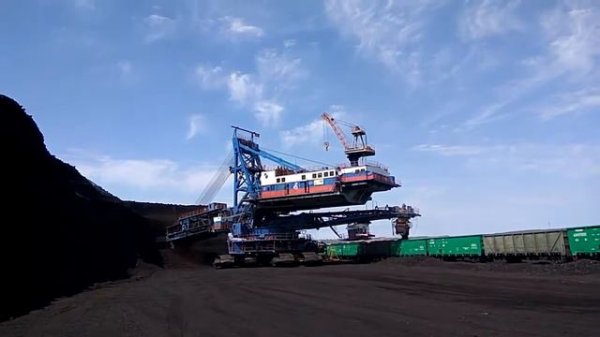 Роторный комплекс ЭРП-2500, работающий на Бородинском угольном разрезе СУЭК