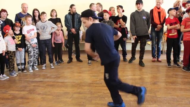 B-Boy Скользкий vs B-Boy Парниша(Green Dancers School) STATUS69 Top16 смотреть онлайн