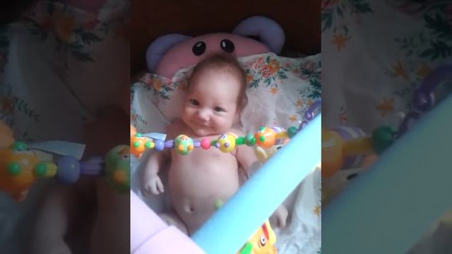 Сыночек Ванюша. 2 месяца. Играет игрушками смотреть онлайн